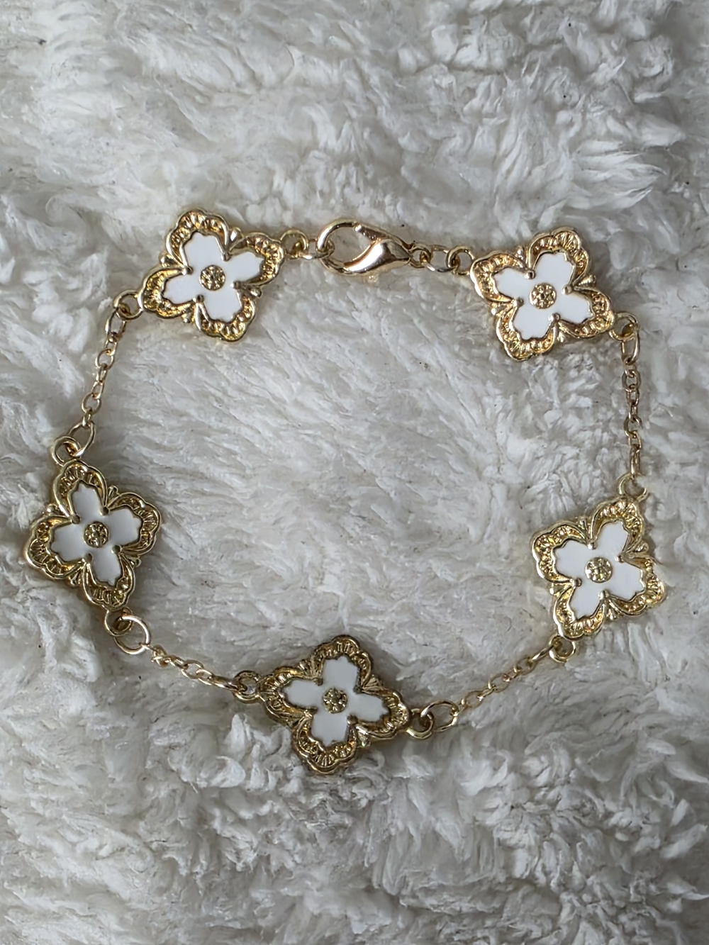 FOUR LEAF CLOVER GOLD TONE + WHITE BRACELET (FITS 6.5" WRIST) NWOT